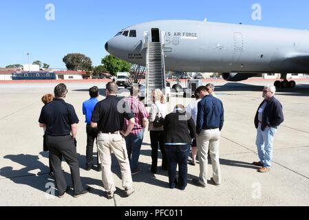 Eine Gruppe von 60 Operationen Gruppe Ehrenmitglieder Kommandanten sammeln auf dem Flug Linie an Travis Air Force Base, Calif., bevor Sie sich an Bord einer KC-10 Extender als Teil einer Tour werden Sie in der Sendung ihre geschwader zu integrieren. Der 60 OG führt Touren auf einer jährlichen Grundlage, dass ehrenamtlichen Kommandanten bieten und Fliegern die Möglichkeit zur Interaktion und voneinander zu lernen. Stockfoto