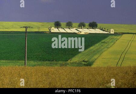 Eine Somme Landschaft mit der ovillers WK I Friedhof, von der D929, Frankreich gesehen. Stockfoto
