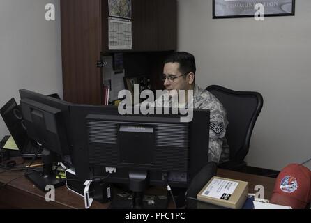 Us Air Force Staff Sgt. Johnathan Rico Arce, einem Client Systeme Techniker mit dem 823 RED HORSE Squadron, bietet 823 RHS Flieger, 30. Mai 2018, am Hurlburt Field, Fla. Die 823 RHS Abteilung Ressourcen Support Bereich verwaltet Workstations und Software von ca. 450 Flieger Software Support. Stockfoto