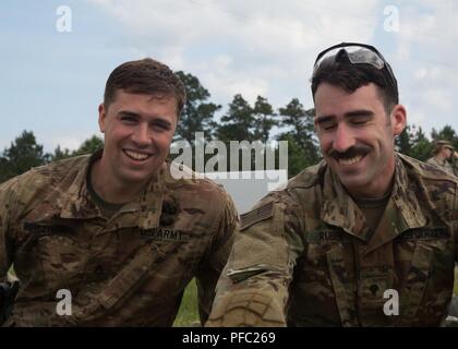 (Von links) Staff Sgt. Edwaed Monczynski, eine Beseitigung von Explosivstoffen team leader mit 718Th Ordnance Company ab Lager Humphreys, Korea, und sein Team Mitglied, SPC. Matthäus Ruben, Pause für ein Foto während der 2018 Ordnance Tiegel am Fort A.P. Hill, Virginia, 7. Juni 2018. EOD (Explosive Ordnance Disposal) Mannschaften sind auf beurteilt und die damit verbundenen Aufgaben zur Unified land Operationen zu EOD unterstützen zu beseitigen und/oder explosiven Bedrohungen zu reduzieren. Die Ordnance Tiegel ist so konzipiert, dass Teamwork Soldaten und ihre Fähigkeiten zum kritischen Denken zu prüfen, während Sie technische Lösungen für echte w anwenden Stockfoto