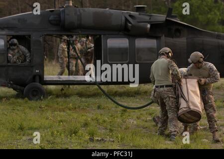 BOURNE, Mass - Soldaten aus dem 20 Special Forces Group, Massachusetts National Guard Praxis schnell Abseilen aus einem UH-60 Black Hawk aus der dritten Bataillon 126 Aviation Regiment, Hier Juni 7, 2018. Mitglieder aus den beiden Einheiten in der kombinierten Waffen ausüben, wobei hier statt. Als Patriot Tiegel, die gemeinsame Veranstaltung soll Einheiten auf ihre Mission wichtige Aufgaben in einem immersiven und dynamisches Training Umgebung zu evaluieren. Stockfoto