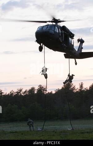 BOURNE, Mass - Soldaten aus dem 20 Special Forces Group, Massachusetts National Guard Praxis schnell Abseilen aus einem UH-60 Black Hawk aus der dritten Bataillon 126 Aviation Regiment, Hier Juni 7, 2018. Mitglieder aus den beiden Einheiten in der kombinierten Waffen ausüben, wobei hier statt. Als Patriot Tiegel, die gemeinsame Veranstaltung soll Einheiten auf ihre Mission wichtige Aufgaben in einem immersiven und dynamisches Training Umgebung zu evaluieren. Stockfoto