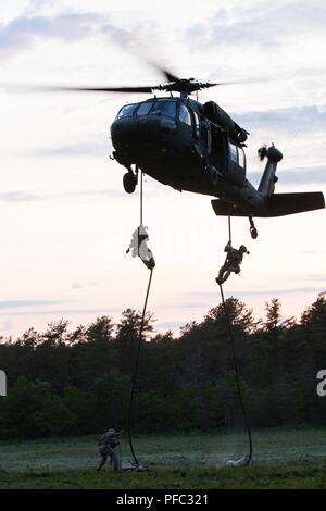 BOURNE, Mass - Soldaten aus dem 20 Special Forces Group, Massachusetts National Guard Praxis schnell Abseilen aus einem UH-60 Black Hawk aus der dritten Bataillon 126 Aviation Regiment, Hier Juni 7, 2018. Mitglieder aus den beiden Einheiten in der kombinierten Waffen ausüben, wobei hier statt. Als Patriot Tiegel, die gemeinsame Veranstaltung soll Einheiten auf ihre Mission wichtige Aufgaben in einem immersiven und dynamisches Training Umgebung zu evaluieren. Stockfoto