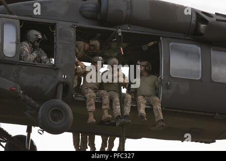 BOURNE, Mass - Soldaten aus dem 20 Special Forces Group, Massachusetts National Guard Praxis schnell Abseilen aus einem UH-60 Black Hawk aus der dritten Bataillon 126 Aviation Regiment, Hier Juni 7, 2018. Mitglieder aus den beiden Einheiten in der kombinierten Waffen ausüben, wobei hier statt. Als Patriot Tiegel, die gemeinsame Veranstaltung soll Einheiten auf ihre Mission wichtige Aufgaben in einem immersiven und dynamisches Training Umgebung zu evaluieren. Stockfoto