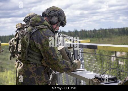 Finnische Luftwaffe gemeinsame Endgerät angreifen Controller schreibt Bereich Informationen, bevor der Aufruf in einem Luftangriff von einer F-16 Fighting Falcon aus dem 120 Fighter Squadron, Colorado Air National Guard an der Tapa-Bereich in Estland, während Sabre Streik 18, Juni 5,2018. Sabre Streik 18 ist der achte Iteration des langjährigen US-Army Europe - LED-kooperative Ausbildung Übung entwickelt, die Interoperabilität zwischen Alliierten und regionalen Partnern zu verbessern, wobei der Schwerpunkt auf die Verbesserung der operativen Fähigkeiten zu Lande und in der Luft und mit der NATO verstärkte Präsenz Weiterleiten (eFP) Kampftruppen. Stockfoto