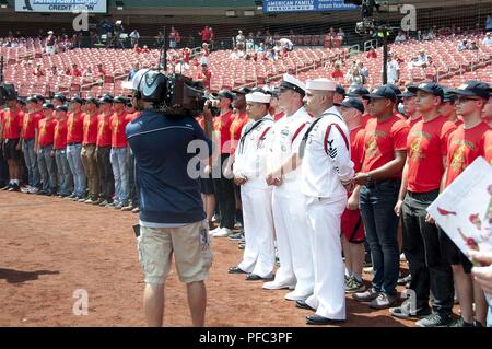 ST. LOUIS (7. Juni 2018) - Mitglieder des 60 Kardinal Division bereiten den Eid der Eintragung bei einer Vereidigung am Busch Stadium zu nehmen. Die Abteilung ist nach der St. Louis Cardinals, die solche Gruppen jährlich seit 1958 gefördert haben. Stockfoto