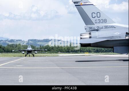 Zwei F-16 Fighting Falcons aus einem Sortie während Adria Streik 2018 zurückzukehren, Cerklje ob Krki Air Base, Slowenien, 6. Juni 2018. Der Colorado Air National Guard, 140 Flügel, Buckley Air Force Base, Colorado, brachte vier F-16 Fighting Falcons und rund 40 Support in Adria Streik 2018 teilzunehmen, eine Slowenische-led JTAC Ausbildung von 22 anderen NATO-Nationen nahmen an Interoperabilität Schulungen und gemeinsame Bereitschaft Fähigkeiten unter den NATO-Verbündeten und Partnern zu führen. Stockfoto