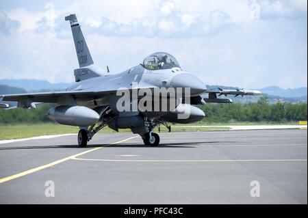 Eine F-16 Fighting Falcon kehrt von einem Ausfall während der Adria Streik 2018, Cerklje ob Krki Air Base, Slowenien, 6. Juni 2018. Der Colorado Air National Guard, 140 Flügel, Buckley Air Force Base, Colorado, brachte vier F-16 Fighting Falcons und rund 40 Support in Adria Streik 2018 teilzunehmen, eine Slowenische-led JTAC Ausbildung von 22 anderen NATO-Nationen nahmen an Interoperabilität Schulungen und gemeinsame Bereitschaft Fähigkeiten unter den NATO-Verbündeten und Partnern zu führen. Stockfoto