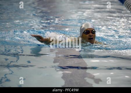 Armee SPC. Vairon Caicedo Ocampo aus Team SOCOM schwimmt auf dem 50-m-Rennen während der 2018 Krieger Spiele in der Air Force Academy in Colorado Springs, 8. Juni 2018 statt. Im Jahr 2010 erstellt, der DoD-Krieger spiele Verwundeten, Kranken und Verletzten service Mitglieder und Veteranen, die paralympic-style Sport vorstellen. Krieger Spiele präsentiert die federnde Geist der heutigen Verwundete, Kranke oder Verletzte service Mitglieder aus allen Bereichen des Militärs. Diese Athleten haben erheblichen körperlichen Verletzungen und Verhaltensstörungen zu überwinden und zu beweisen, dass das Leben weiterhin nach dem Verwundeten, Kranken oder Verletzten können. ( Stockfoto