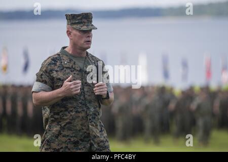 Us Marine Corps Brig. Gen. David W. Maxwell, die Ausrückenden 2. Marine Logistics Group kommandierender General, spricht während der 2. MLG Ändern des Befehls Zeremonie am Camp Lejeune, N.C., 8. Juni 2018. Während der Zeremonie, Maxwell aufgegeben Befehl des 2. MLG nach Brig. Gen. Kevin J. Stewart. Stockfoto