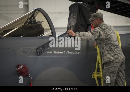 Staff Sgt. Carl Patmecky, 757Th Aircraft Maintenance Squadron Eagle Aircraft Maintenance Unit engagierte Crew Chief, verrät, Brig. Gen. Robert Novotny's Name auf einem F-15 Eagle auf der 57 WG Ändern des Befehls Preisverleihung auf der Nellis Air Force Base, Nevada, 8. Juni 2018. Novotny übernahm das Kommando über die Flügel von Brig. Gen. Jeannie Leavitt. Stockfoto