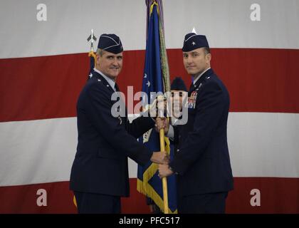 Brig. Gen. Robert Novotny, 57 Wing Commander, übernimmt Befehl von Generalmajor Peter Gersten, United States Air Force Warfare Center Commander, auf der 57. Tagung der Arbeitsgruppe ändern des Befehls Preisverleihung auf der Nellis Air Force Base, Nevada, 8. Juni 2018. Nach Erhalt der Guidon, Novotny zum Abschluss der Zeremonie von Teilen seiner Erwartungen für den Flügel. Stockfoto