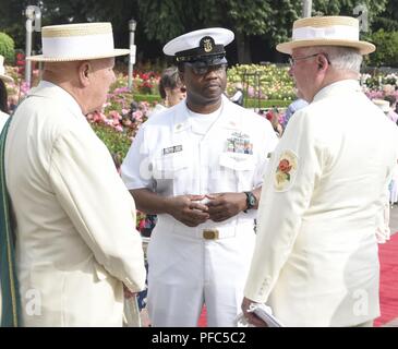 PORTLAND, Oregon (Juni 08, 2018) der Master Chief Yeoman Omar McCall, Carrier Strike Group 11 (CSG 11), Mitte zugeordnet, spricht mit Royal Rosarian Vertreter während einer Königlichen Rosarians ehrenamtliche Knighting Zeremonie im Peninsula Park Rose Garden als Teil von Portland Rose Festival Flotte Woche 2018. Das festival und Portland Flotte Woche sind ein Fest der See mit Matrosen, Marines, und Küstenwache Mitglieder aus den USA und Kanada, die Stadt eine Anlaufstelle. Stockfoto