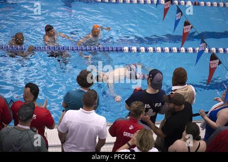 Team "SOCOM"-Veteran Kapitän James Howard konkurriert im 2018 DoD Krieger spiele Schwimmen Wettbewerb von Anhängern und Wettbewerber im Rennen in der Air Force Academy in Colorado Springs, Colo. Juni 8, 2018 umgeben. Stockfoto