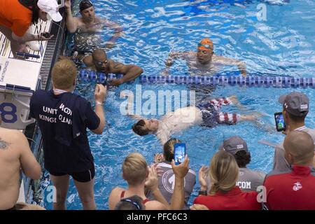 Team "SOCOM"-Veteran Kapitän James Howard endet ein Rennen in der 2018 DoD Krieger spiele Schwimmen Wettbewerb von Anhängern und Wettbewerber im Rennen in der Air Force Academy in Colorado Springs, Colo. Juni 8, 2018 umgeben. Stockfoto