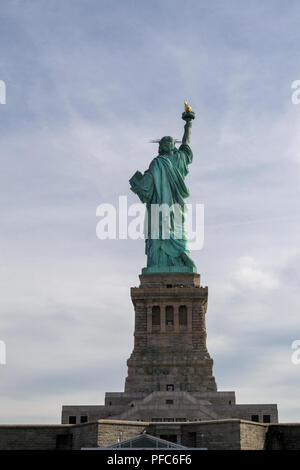 Freiheitsstatue (am 28. Oktober 1886 eingeweiht) ist eines der bekanntesten Symbole der USA Stockfoto