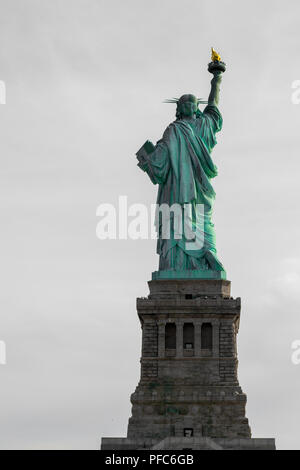 Freiheitsstatue (am 28. Oktober 1886 eingeweiht) ist eines der bekanntesten Symbole der USA Stockfoto