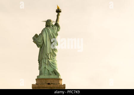 Freiheitsstatue (am 28. Oktober 1886 eingeweiht) ist eines der bekanntesten Symbole der USA Stockfoto