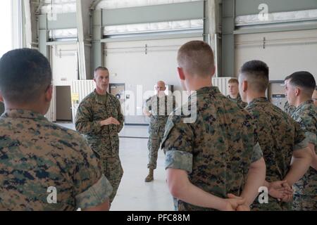 Colonel Steven J. Weiß, kommandierender Offizier der 23 Marine Regiment, 4 Marine Division, spricht mit Marines der Marine Antenne Refueler Transport Squadron 234, Marine Flugzeuge Gruppe 41, 4 Marine Flugzeugflügel, während integrierte Ausbildung Übung 4-18 in El Centro, Kalifornien, am 9. Juni 2018. Marine Flugzeuge Gruppe 41 ist die Erfüllung der Air Combat Element Rolle von ITX 4-18, die wesentliche Unterstützung der Bodenkampf Elemente der Marine Air Ground Task Force. ( Stockfoto