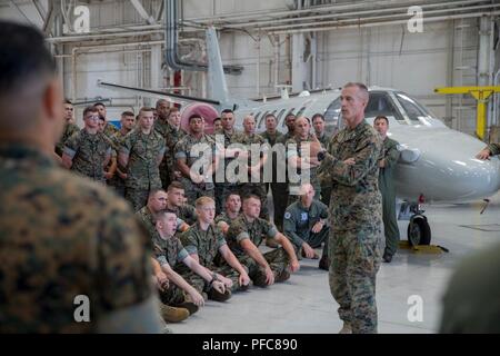 Colonel Steven J. Weiß, kommandierender Offizier der 23 Marine Regiment, 4 Marine Division, spricht mit den Marines der Marine Fighter Attack Squadron 112, Marine Flugzeuge Gruppe 41, 4 Marine Flugzeugflügel, während integrierte Ausbildung Übung 4-18 in Miramar, Kalifornien, am 9. Juni 2018. Marine Flugzeuge Gruppe 41 ist die Erfüllung der Air Combat Element Rolle von ITX 4-18, die wesentliche Unterstützung der Bodenkampf Elemente der Marine Air Ground Task Force 23. ( Stockfoto