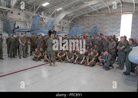 Colonel Steven J. Weiß, kommandierender Offizier der 23 Marine Regiment, 4 Marine Division, spricht mit den Marines der Marine Fighter Attack Squadron 112, Marine Flugzeuge Gruppe 41, 4 Marine Flugzeugflügel, während integrierte Ausbildung Übung 4-18 in Miramar, Kalifornien, am 9. Juni 2018. Marine Flugzeuge Gruppe 41 ist die Erfüllung der Air Combat Element Rolle von ITX 4-18, die wesentliche Unterstützung der Bodenkampf Elemente der Marine Air Ground Task Force 23. ( Stockfoto