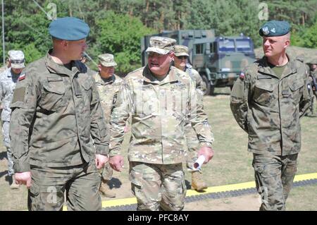 10 polnische Logistik Brigade, die FSG Commander, Maj. Dominik Trentkiewicz Spaziergänge mit Generalmajor Michael Zerbonia, stellvertretender Adjutant General der Armee Illinois National Guard und Maj Przemysław Ruman, Stellvertretender Kommandant während einer Tour der Polnischen compound am 7 Jun, Powidz, Polen. Der 10 BLog wurde mit der Pennsylvania National Guard für 25 Jahre zusammengeschlossen. Wir können unsere Beziehung mit Europa für selbstverständlich und muss die Fähigkeit, militärische Operationen von und mit Europa zu leiten. (Mississippi National Guard Stockfoto