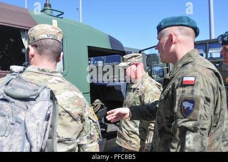 Generalmajor Michael Zerbonia, stellvertretender Adjutant General der Armee Illinois nationalen Schutz, inspiziert ein 10 Logistik Brigade Kommunikation Fahrzeug bei Erhalt einer Tour von Operationen am 7. Juni in Powidz, Polen. Der 10 BLog wurde mit der Oklahoma Army National Guard für 25 Jahre zusammen, und die beiden Einheiten arbeiten mit 184 Sustainment Command warfighters während der Übung zu unterstützen. Sabre Streik 18 weiterhin teilnehmenden Kapazität Nationen ein breites Spektrum an militärischen Operationen zu erhoehen. (Mississippi National Guard Stockfoto