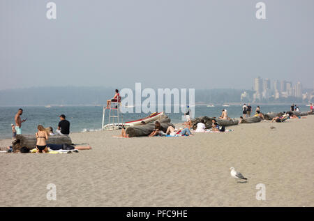 Vancouver, BC, Kanada, 20. August 2018. Dichter Rauch von Waldbränden verdunkelt die Sicht vom Strand von Kits in Vancouver auf die Sicht ist begrenzt und die Luftqualität ist sehr schlecht. Stockfoto