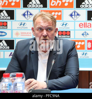 Sarajevo, Bosnien und Herzegowina. 20 Aug, 2018. Head Coach der Nationalmannschaft von Bosnien und Herzegowina (BiH) Robert Prosinecki nimmt an einer Pressekonferenz in Sarajevo, Bosnien und Herzegowina, am 12.08.20., 2018. Prosinecki offiziell verkündete am Montag, die Namen der Spieler für die UEFA Nationen Ligaspiele gegen Nordirland Belfast an Sept. 8 und gegen Österreich in Zenica an Sept. 11. Credit: Haris Memija/Xinhua/Alamy leben Nachrichten Stockfoto