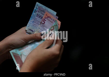 Caracas, Venezuela. 20 Aug, 2018. Eine Frau zählt Der neue Sovereign Bolivar" Rechnungen in Caracas, Venezuela, am 12.08.20., 2018. Venezolaner begrüßte die Einführung der neuen Banknoten am Montag mit einer Mischung aus Hoffnung und Erwartung, wie die Bewegung auf die Preise auswirken wird. Die neue Sovereign Bolivar' will monetäre Transaktionen durch Abzutrennen fünf Nullen von der Bolivar, die aus dem Umlauf genommen wird, zu vereinfachen. Um mit der Funktion: Venezuelas neue Währung mit Vorfreude Credit: Gregorio Teran / AVN/Xinhua/Alamy leben Nachrichten Stockfoto