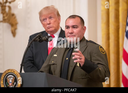 Washington DC, USA. 20 Aug, 2018. Border Patrol-Agenten Adrian Anzaldua macht spontane Bemerkungen wie United States President Donald J. Trumpf auf während einer der Alute, um die Helden der Einwanderungs- und Zollbehörden und Zoll- und Grenzschutz' durch den Präsidenten im East Room des Weißen Hauses in Washington, DC am Montag, August 20, 2018 gehostete aussieht. In seinen Ausführungen, die Präsident lobte Anzaldua, ein Hispanic-American Border Patrol-Agent, als jemand, der die "perfekt Englisch spricht." Quelle: Ron Sachs/CNP/MediaPunch Credit: MediaPunch Inc/Alamy leben Nachrichten Stockfoto