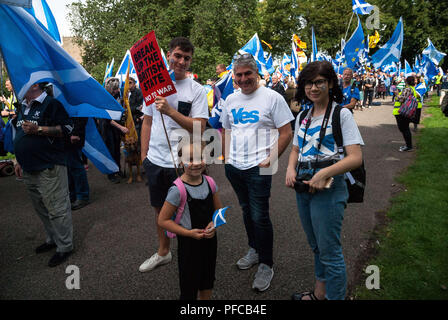 Dundee, Dundee, Großbritannien. 18 Aug, 2018. Eine Familie für die Kamera vor dem März darstellen. Tausende von schottischen Unabhängigkeit Unterstützer durch Dundee marschierten als Teil der''˜ alle unter einem Banner "Protest, als die Koalition zielt darauf ab, eine solche Veranstaltung zu laufen, bis Schottland ist''˜ Kostenlose Kreditkarte: Stewart Kirby/SOPA Images/ZUMA Draht/Alamy leben Nachrichten Stockfoto