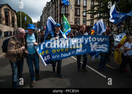 Dundee, Dundee, Großbritannien. 18 Aug, 2018. Eine Gruppe von Demonstranten, die eine Fahne während des März. Tausende schottische Unabhängigkeit Unterstützer durch Dundee als Teil der''˜ alle unter einem Banner' Protest marschierte, als die Koalition zielt darauf ab, eine solche Veranstaltung zu laufen, bis Schottland ist''˜ Kostenlose Kreditkarte: Stewart Kirby/SOPA Images/ZUMA Draht/Alamy leben Nachrichten Stockfoto