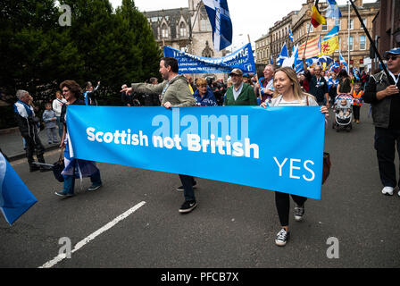 Dundee, Dundee, Großbritannien. 18 Aug, 2018. Eine Gruppe von Demonstranten, die eine Fahne während des März. Tausende schottische Unabhängigkeit Unterstützer durch Dundee als Teil der''˜ alle unter einem Banner' Protest marschierte, als die Koalition zielt darauf ab, eine solche Veranstaltung zu laufen, bis Schottland ist''˜ Kostenlose Kreditkarte: Stewart Kirby/SOPA Images/ZUMA Draht/Alamy leben Nachrichten Stockfoto