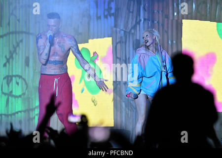 Prag, Tschechische Republik. 20 Aug, 2018. Sänger Yolandi Visser, rechts, und Watkin Tudor Jones (Ninja) durchführen, während eines Konzertes der Südafrikanischen band Antwoord, in Prag, Tschechische Republik, am 20. August, 2018 sterben. Quelle: Michal Kamaryt/CTK Photo/Alamy leben Nachrichten Stockfoto