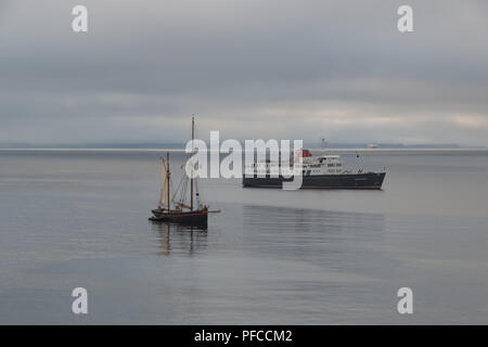 Fowey, Cornwall, UK. 21 Aug, 2018. UK Wetter. Es war ein nebliger Start in den Tag bei Mousehole, mit einem Lugger und der Cruiser 'Hebridean Princess' in Mounts Bay Credit verankert: Simon Maycock/Alamy leben Nachrichten Stockfoto