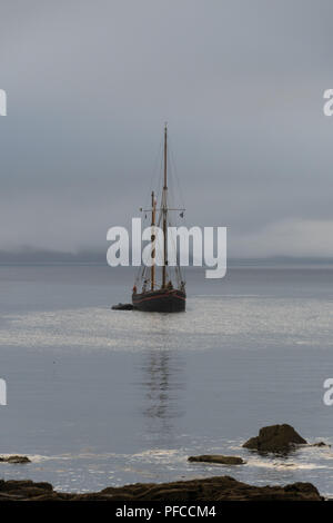 Fowey, Cornwall, UK. 21 Aug, 2018. UK Wetter. Es war ein nebliger Start in den Tag bei Mousehole, mit einem Lugger und der Cruiser 'Hebridean Princess' in Mounts Bay Credit verankert: Simon Maycock/Alamy leben Nachrichten Stockfoto