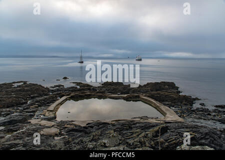 Fowey, Cornwall, UK. 21 Aug, 2018. UK Wetter. Es war ein nebliger Start in den Tag bei Mousehole, mit einem Lugger und der Cruiser 'Hebridean Princess' in Mounts Bay Credit verankert: Simon Maycock/Alamy leben Nachrichten Stockfoto