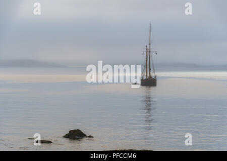 Fowey, Cornwall, UK. 21 Aug, 2018. UK Wetter. Es war ein nebliger Start in den Tag bei Mousehole, mit einem Lugger und der Cruiser 'Hebridean Princess' in Mounts Bay Credit verankert: Simon Maycock/Alamy leben Nachrichten Stockfoto