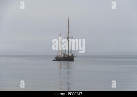 Fowey, Cornwall, UK. 21 Aug, 2018. UK Wetter. Es war ein nebliger Start in den Tag bei Mousehole, mit einem Lugger und der Cruiser 'Hebridean Princess' in Mounts Bay Credit verankert: Simon Maycock/Alamy leben Nachrichten Stockfoto