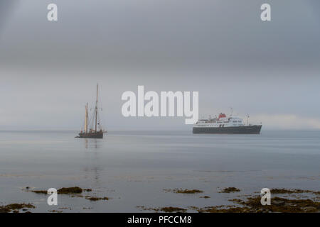 Fowey, Cornwall, UK. 21 Aug, 2018. UK Wetter. Es war ein nebliger Start in den Tag bei Mousehole, mit einem Lugger und der Cruiser 'Hebridean Princess' in Mounts Bay Credit verankert: Simon Maycock/Alamy leben Nachrichten Stockfoto