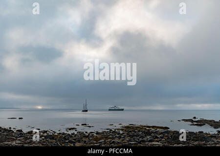 Fowey, Cornwall, UK. 21 Aug, 2018. UK Wetter. Es war ein nebliger Start in den Tag bei Mousehole, mit einem Lugger und der Cruiser 'Hebridean Princess' in Mounts Bay Credit verankert: Simon Maycock/Alamy leben Nachrichten Stockfoto