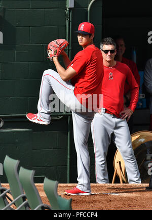 Los Angeles Engel Krug Shohei Ohtani wirft im Großraum als Pitching coach Charles Nagy Uhren vor der Major League Baseball Spiel gegen die Texas Rangers bei Globe Life Park in Arlington in Arlington, Texas, United States, 18. August 2018. Quelle: LBA/Alamy leben Nachrichten Stockfoto