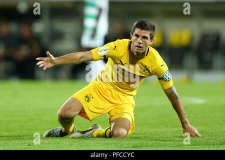 20. August 2018, Deutschland, Fürth, Fußball: DFB-Pokal, SpVgg Greuther Fürth vs Borussia Dortmund, Runde 1 am Sportpark Ronhof Thomas Sommer. Dortmunder Christian Pulisic eine Beschwerde ein. Foto: Daniel Karmann/dpa Stockfoto