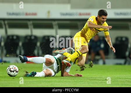 20. August 2018, Deutschland, Fürth, Fußball: DFB-Pokal, SpVgg Greuther Fürth vs Borussia Dortmund, Runde 1 am Sportpark Ronhof Thomas Sommer. Maximilian Bauer (l) fouls Christian Pulisic aus Dortmund. Foto: Daniel Karmann/dpa Stockfoto