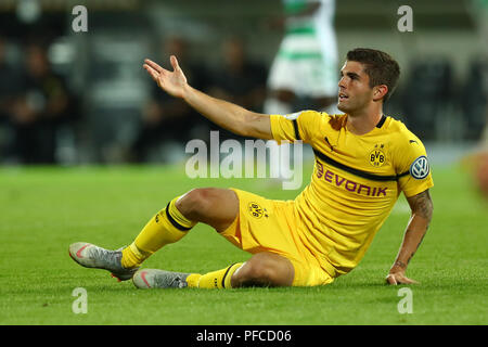 20. August 2018, Deutschland, Fürth, Fußball: DFB-Pokal, SpVgg Greuther Fürth vs Borussia Dortmund, Runde 1 am Sportpark Ronhof Thomas Sommer. Dortmunder Christian Pulisic eine Beschwerde ein. Foto: Daniel Karmann/dpa Stockfoto