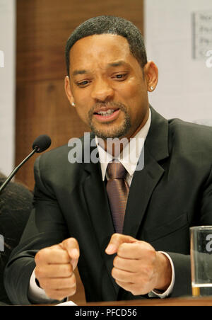 Oslo, Norwegen. 11 Dez, 2009. US-Schauspieler Will Smith Gesten während einer Pressekonferenz vor der Verleihung des Friedensnobelpreises Konzert in Oslo, Norwegen, 11. Dezember 2009. Smith wird das Konzert zu Ehren der Friedensnobelpreisträger 2009, US-Präsident Obama. Quelle: Patrick Van Katwijk |/dpa/Alamy leben Nachrichten Stockfoto