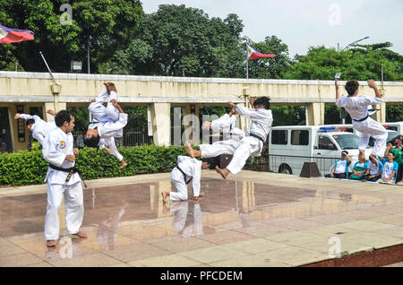 Quezon City, Philippinen. 20 Aug, 2018. Die Tongil Moo-Do-Gruppe präsentiert eine tatsächliche Demonstration im Bereich der Kampfkunst während des Friedens März 2018. Credit: Robert Alfiler/Alamy Leben Nachrichten. Stockfoto