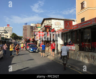 Palma de Mallorca, Spanien. 30. Juni 2016. Blick auf die Carrer Pare Bartomeu Salva, der berühmten 'Ham' mit dem Hotel Pabisa Bali (r) und Riu Playa Park. Ein Tourist aus Deutschland starb in Pabisa Bali in einem Fall von der Balkon von seinem Hotelzimmer. Credit: Emilio Rappold/dpa/Alamy leben Nachrichten Stockfoto