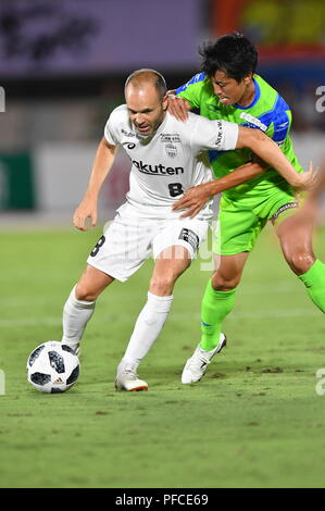 Kanagawa, Japan. 19 Aug, 2018. Andres Iniesta (vissel), Toshiki Ishikawa (Bellmare) Fußball: 2018 J1 Liga Match zwischen Shonan Bellmare 0-2 Vissel Kobe an Shonan BMW Stadion Hiratsuka in Kanagawa, Japan. Quelle: LBA/Alamy leben Nachrichten Stockfoto
